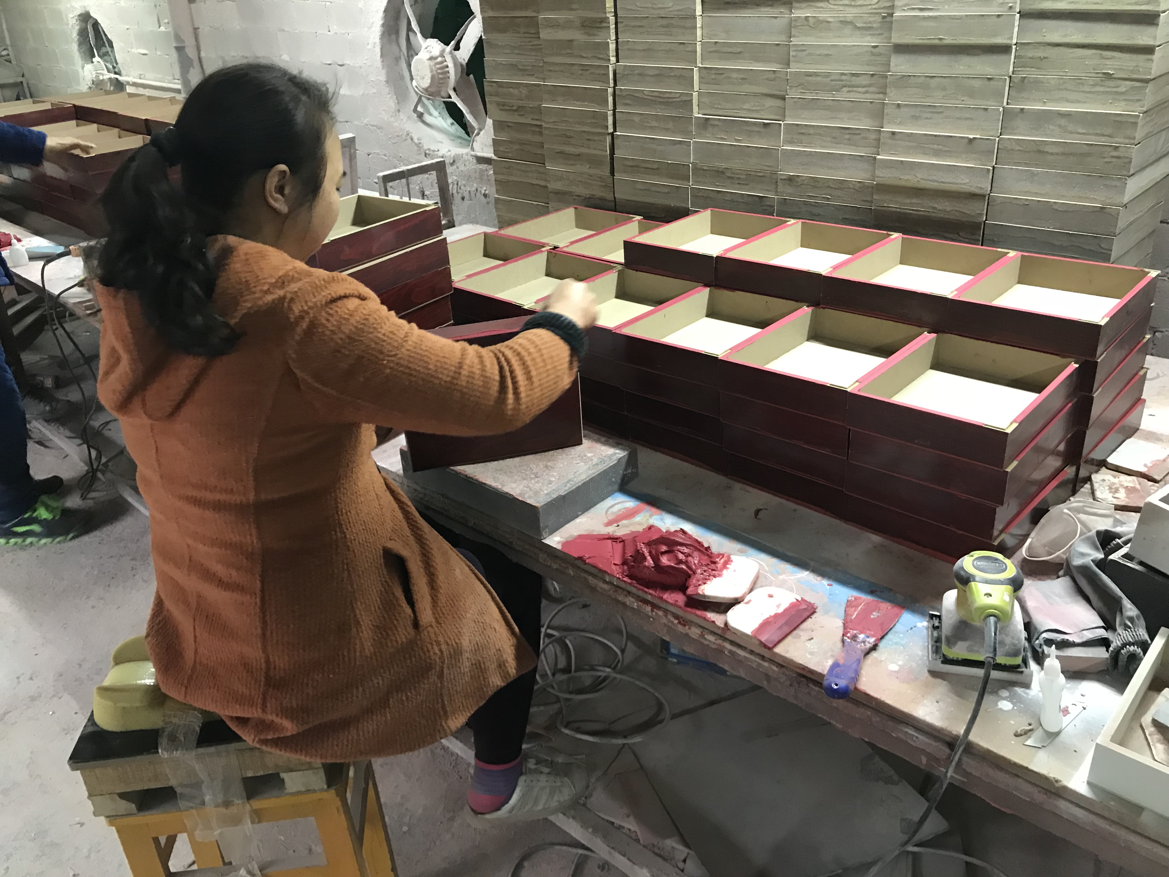 浙江台州客户：解决木制品封边要省漆，旭彩网水性腻子有一套！