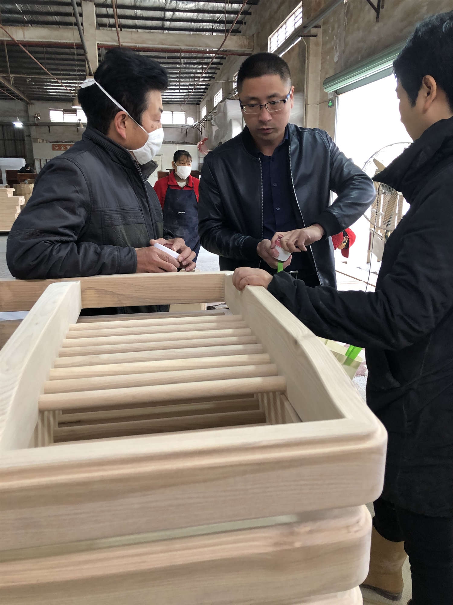 实木桌椅结巴裂缝修补，旭彩网水性木器腻子填缝补洞效果令人满意
